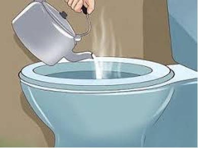 Pour Boiling Water into The Toilet to Dissolve the Clog