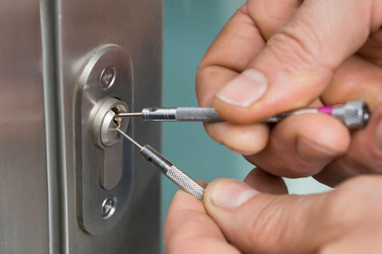 Tips for Choosing the Right Locksmith